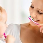 Brushing a child&#39;s teeth