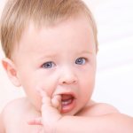 Симптомы, по которым можно определить, что у малыша режутся первые зубы