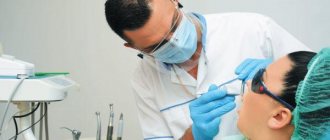 Врач-стоматолог должен в первую очередь ознакомиться с картиной болезни больного